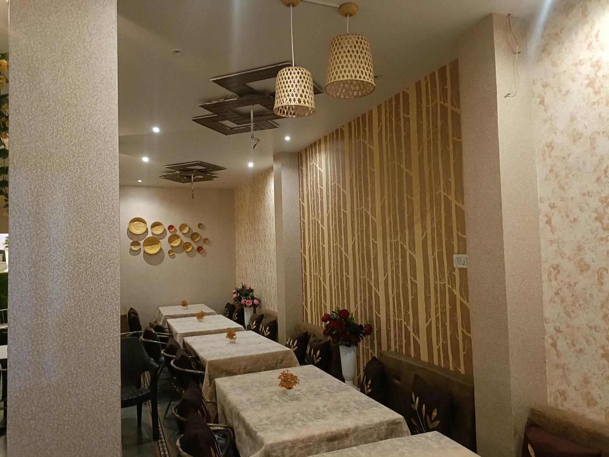 Rk Hotel & Restaurant Dewas Экстерьер фото